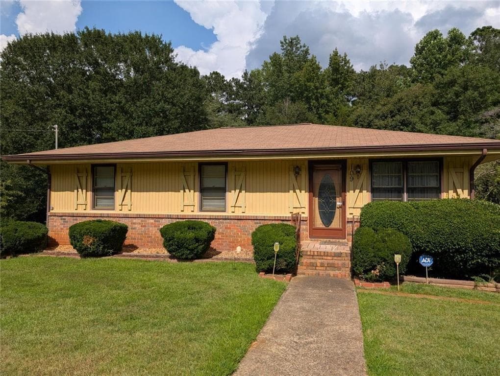 3 bedroom, 2 bathroom, 2,320 sq ft single family residence for sale at 109 7th Street, Carrollton, GA 30117