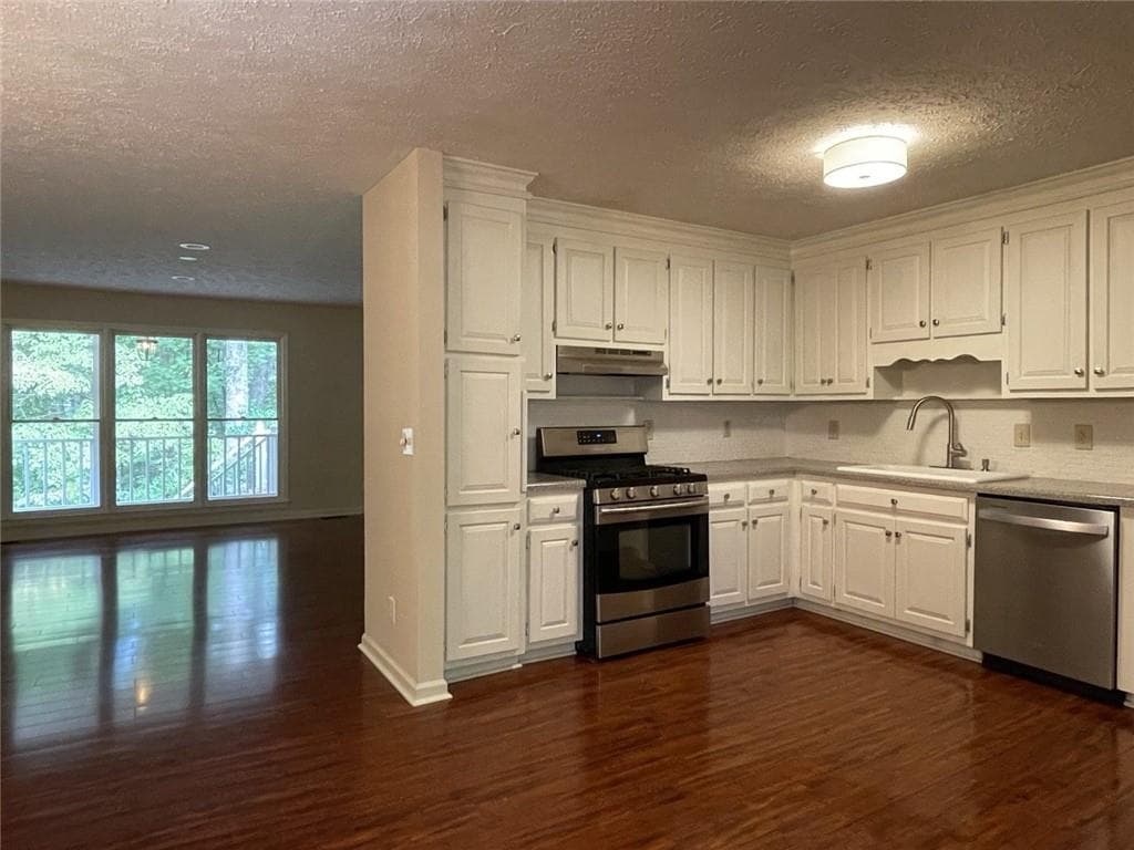 4 bedroom, 3 bathroom, 2,844 sq ft single family residence for sale at 1024 Laurel Lake Drive, Ball Ground, GA 30107 — photo 8