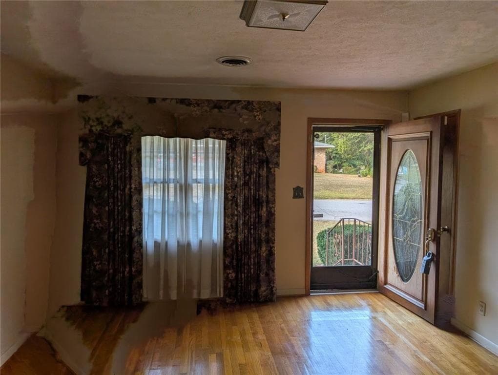 3 bedroom, 2 bathroom, 2,320 sq ft single family residence for sale at 109 7th Street, Carrollton, GA 30117 — photo 2