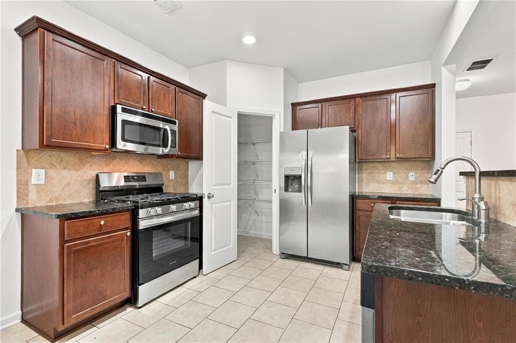 3 bedroom, 3 bathroom, 1,863 sq ft townhouse for sale at 1420 Faircrest Lane, Alpharetta, GA 30004 — photo 5
