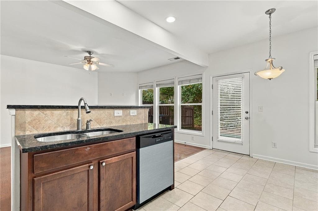 3 bedroom, 3 bathroom, 1,863 sq ft townhouse for sale at 1420 Faircrest Lane, Alpharetta, GA 30004 — photo 7