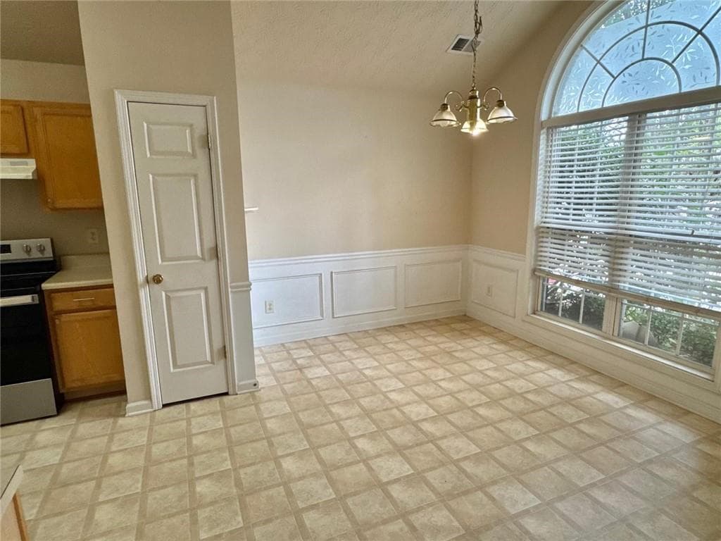 4 bedroom, 2 bathroom, 1,720 sq ft single family residence for sale at 1431 Log Cabin Lane, Lawrenceville, GA 30045 — photo 4