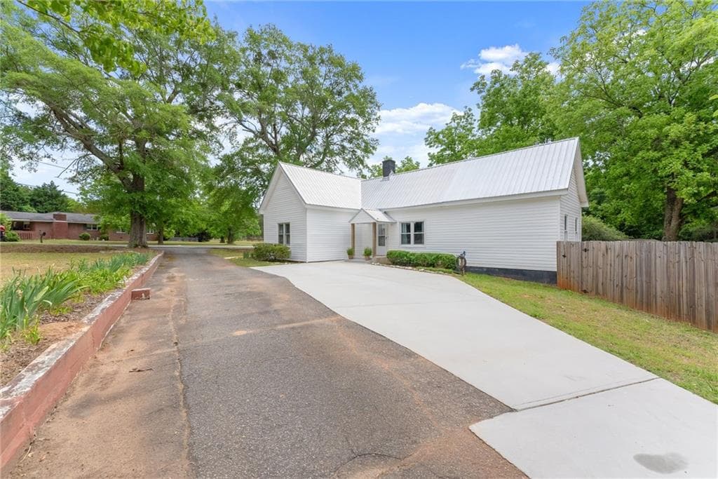 4 bedroom, 3 bathroom, 1,921 sq ft home for sale at 1519 New Hope Church Road, Loganville, GA