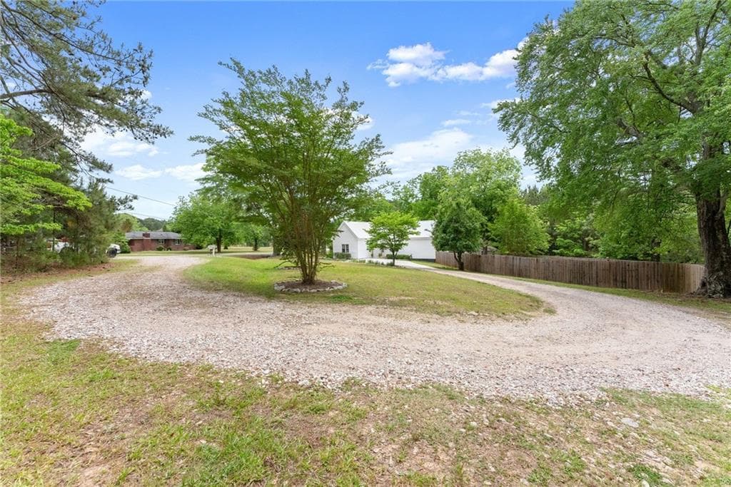 4 bedroom, 3 bathroom, 1,921 sq ft single family residence for sale at 1519 New Hope Church Road, Loganville, GA 30052 — photo 3