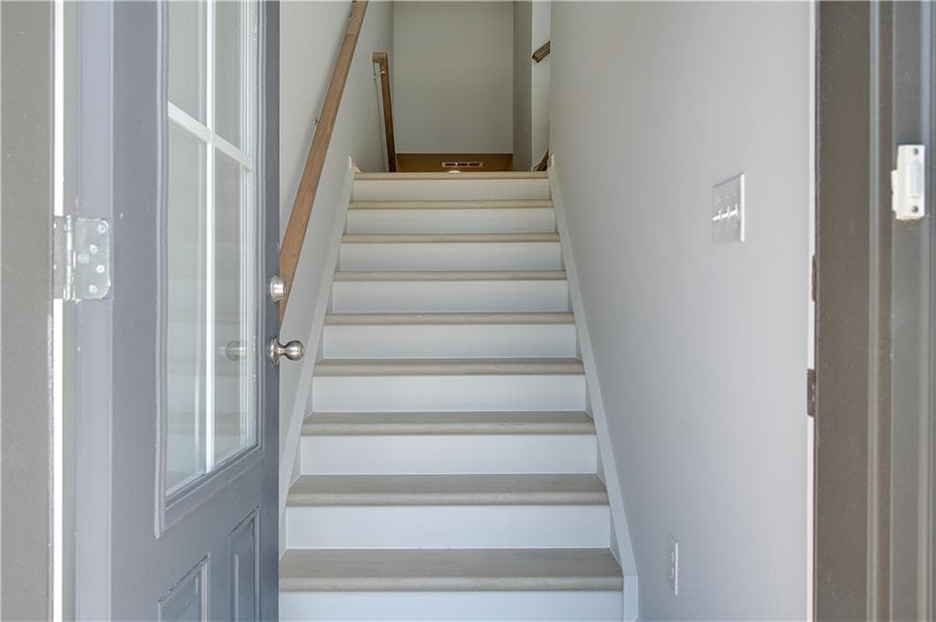 4 bedroom, 4 bathroom, 2,288 sq ft townhouse for sale at 3008 Daybreak Lane, Newnan, GA 30265 — photo 2