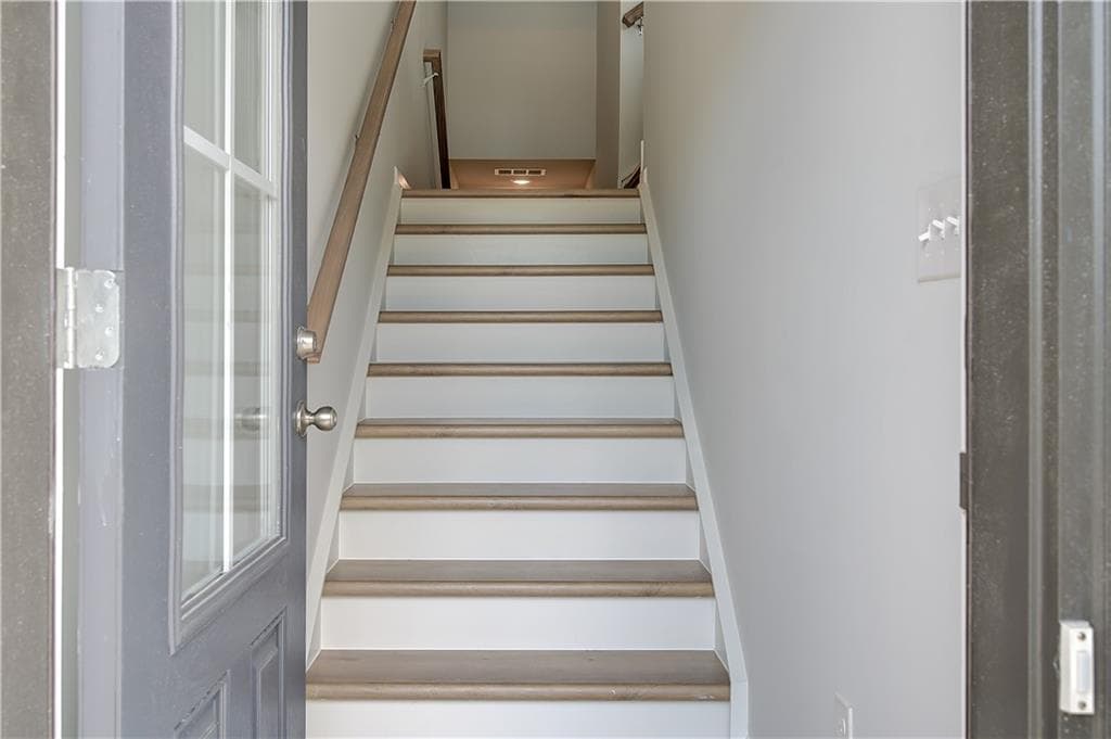 3 bedroom, 4 bathroom, 2,288 sq ft townhouse for sale at 3006 Daybreak Lane, Newnan, GA 30265 — photo 2
