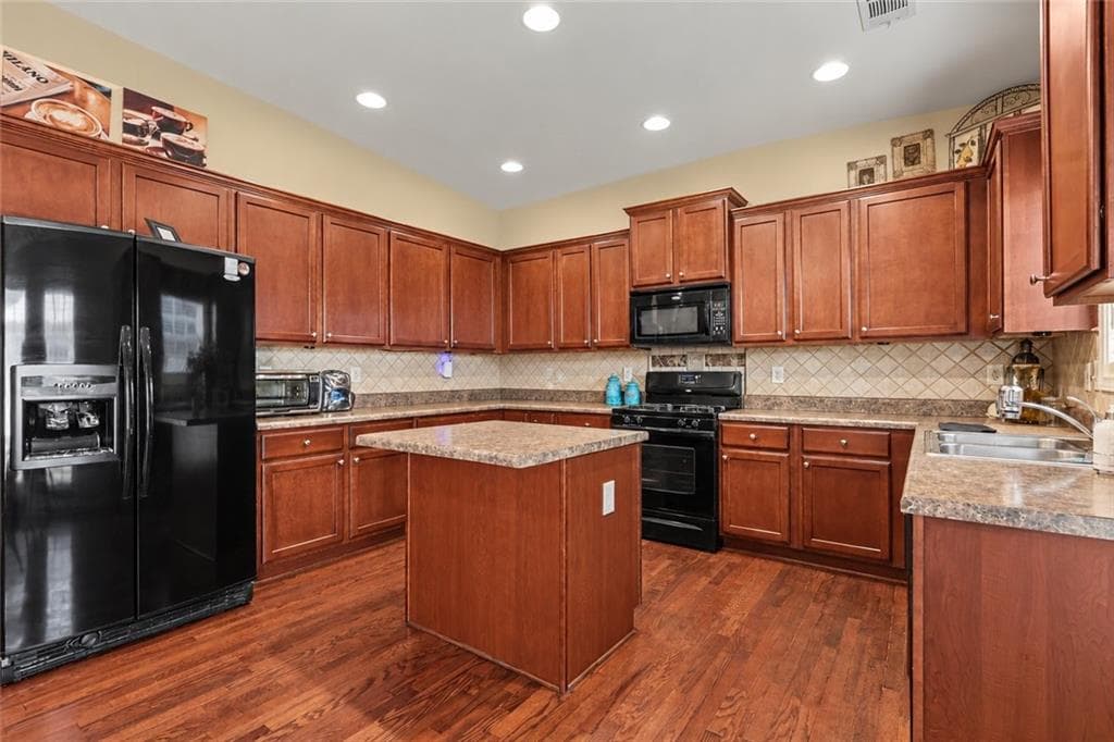 4 bedroom, 3 bathroom, 2,936 sq ft single family residence for sale at 3732 Lake Enclave Way, Atlanta, GA 30349 — photo 4