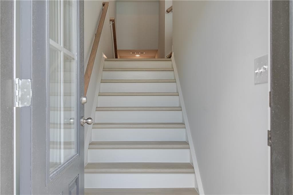 3 bedroom, 4 bathroom, 2,280 sq ft townhouse for sale at 3004 Daybreak Lane, Newnan, GA 30265 — photo 2