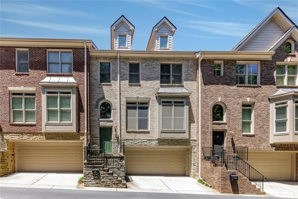 3 bedroom, 4 bathroom, 3,225 sq ft townhouse for sale at 5561 Julian Place, Atlanta, GA 30342 — photo 2