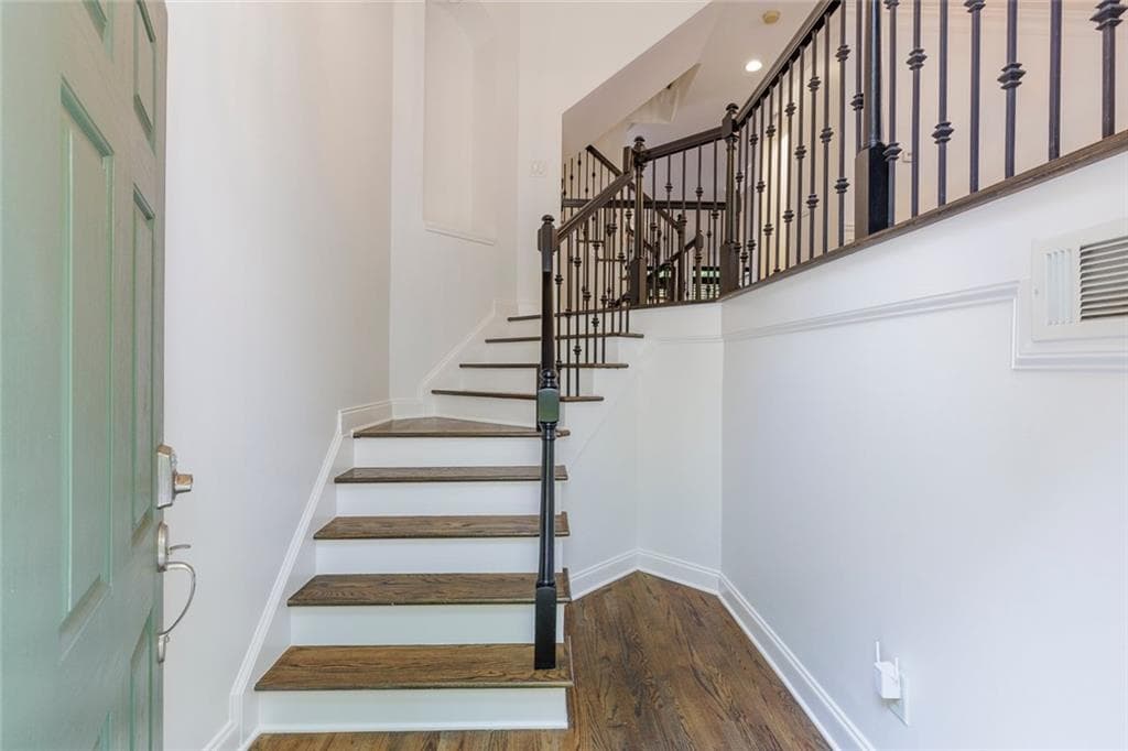 3 bedroom, 4 bathroom, 3,225 sq ft townhouse for sale at 5561 Julian Place, Atlanta, GA 30342 — photo 4
