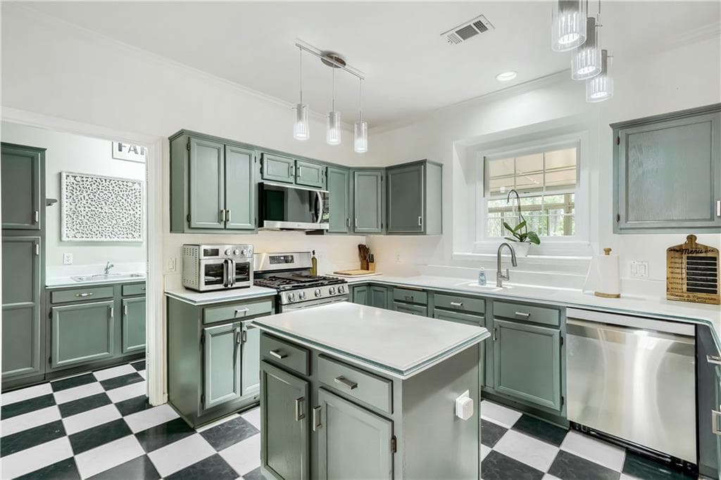 5 bedroom, 3 bathroom, 2,998 sq ft single family residence for sale at 109 Carolinas Way, Fayetteville, GA 30215 — photo 4