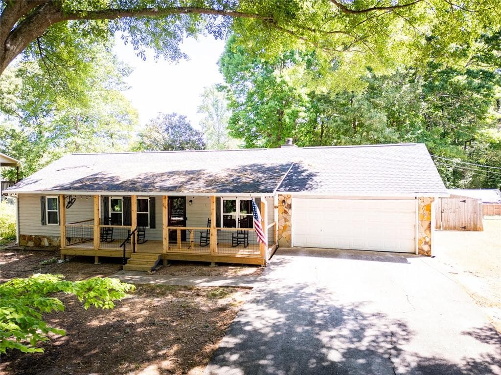 3 bedroom, 2 bathroom, 1,240 sq ft single family residence for sale at 3997 Stacy Lane, Snellville, GA 30039 — photo 2
