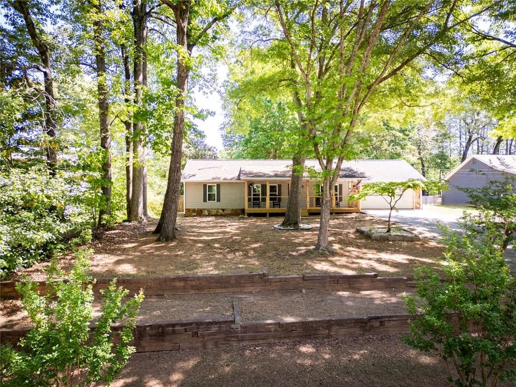 3 bedroom, 2 bathroom, 1,240 sq ft single family residence for sale at 3997 Stacy Lane, Snellville, GA 30039 — photo 4