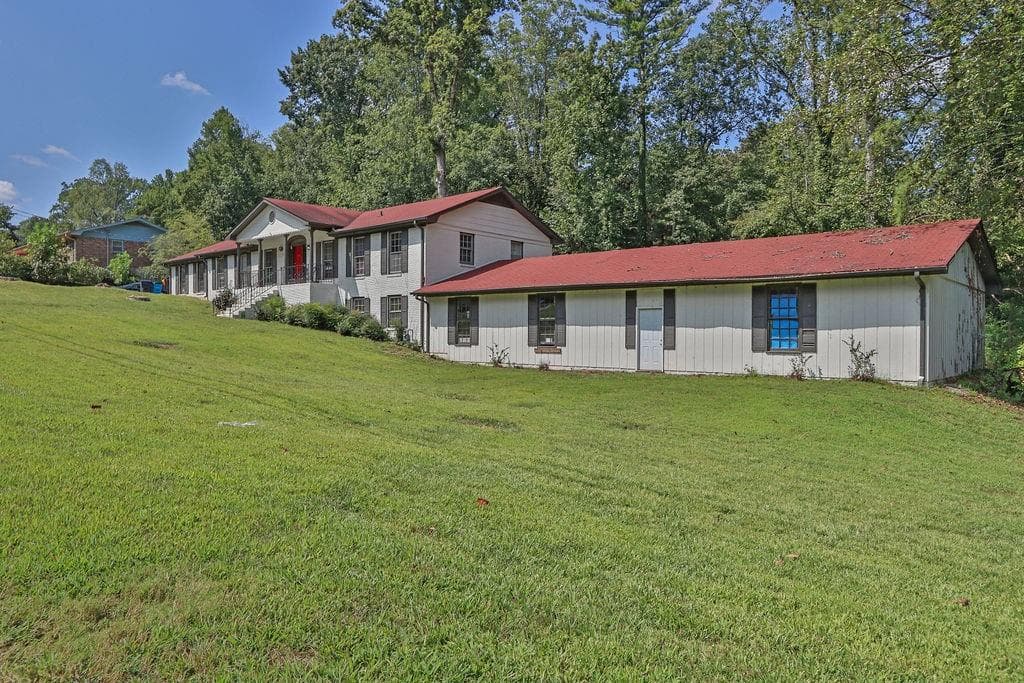 7 bedroom, 2 bathroom, 3,709 sq ft single family residence for sale at 5645 Nottingham Drive, Lilburn, GA 30047 — photo 5