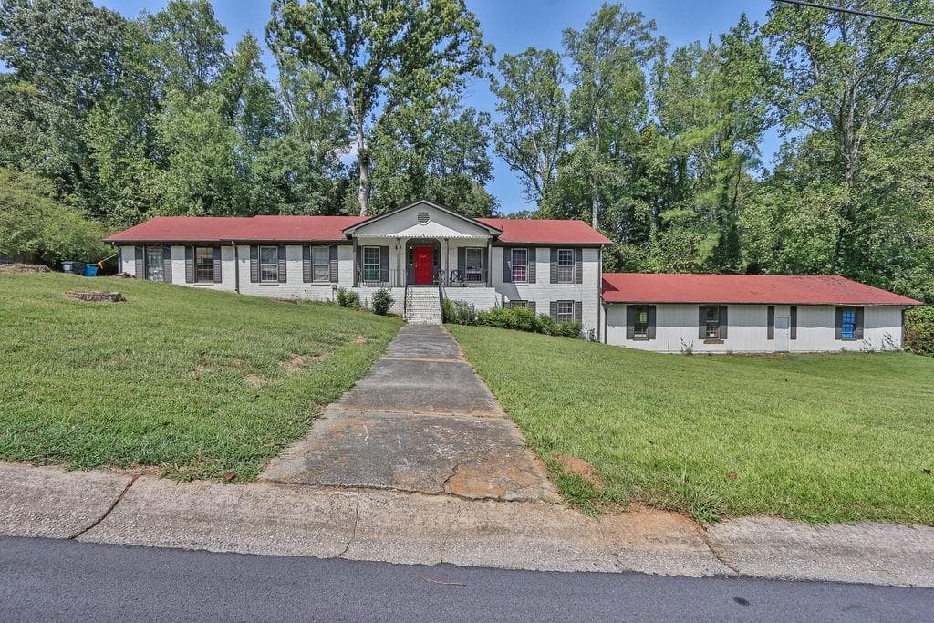 7 bedroom, 2 bathroom, 3,709 sq ft single family residence for sale at 5645 Nottingham Drive, Lilburn, GA 30047 — photo 6
