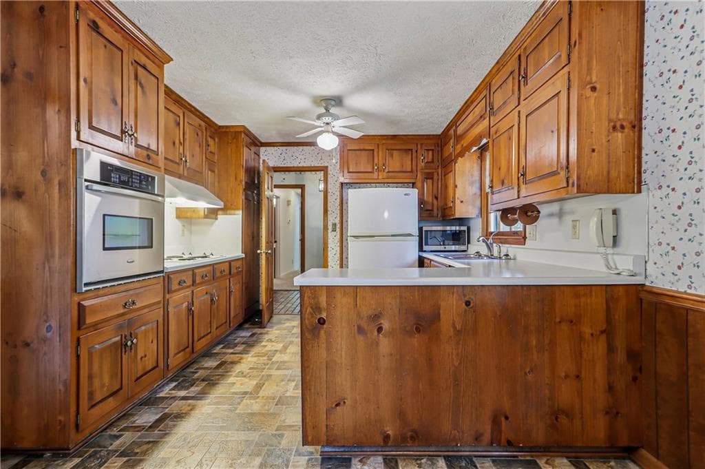 4 bedroom, 3 bathroom, 3,760 sq ft single family residence for sale at 585 Buckeye Circle, Conyers, GA 30094 — photo 2