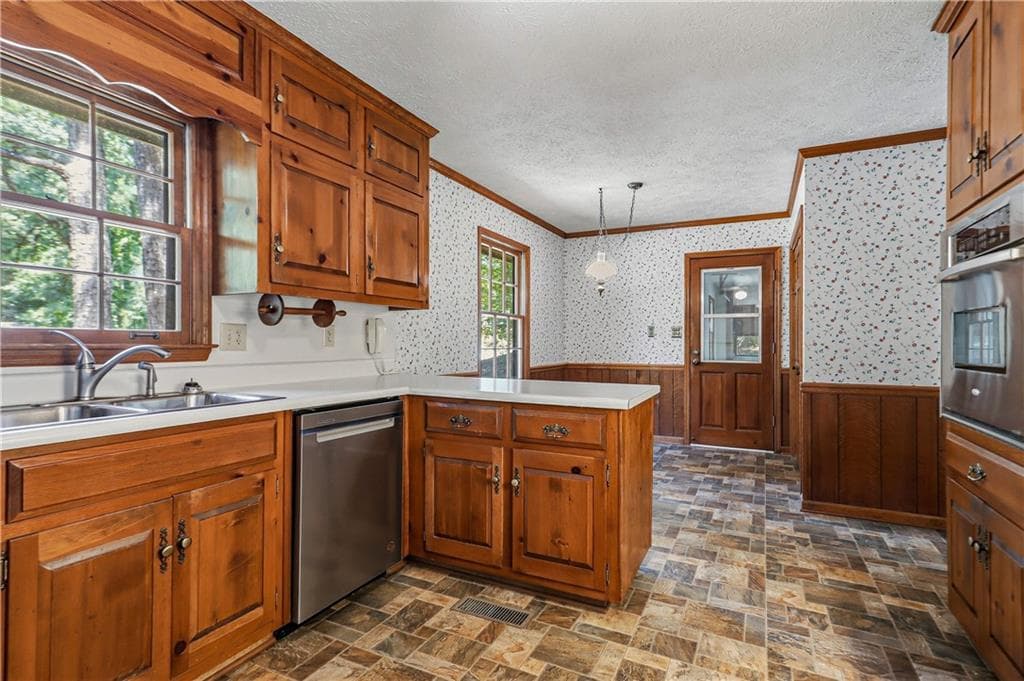 4 bedroom, 3 bathroom, 3,760 sq ft single family residence for sale at 585 Buckeye Circle, Conyers, GA 30094 — photo 6
