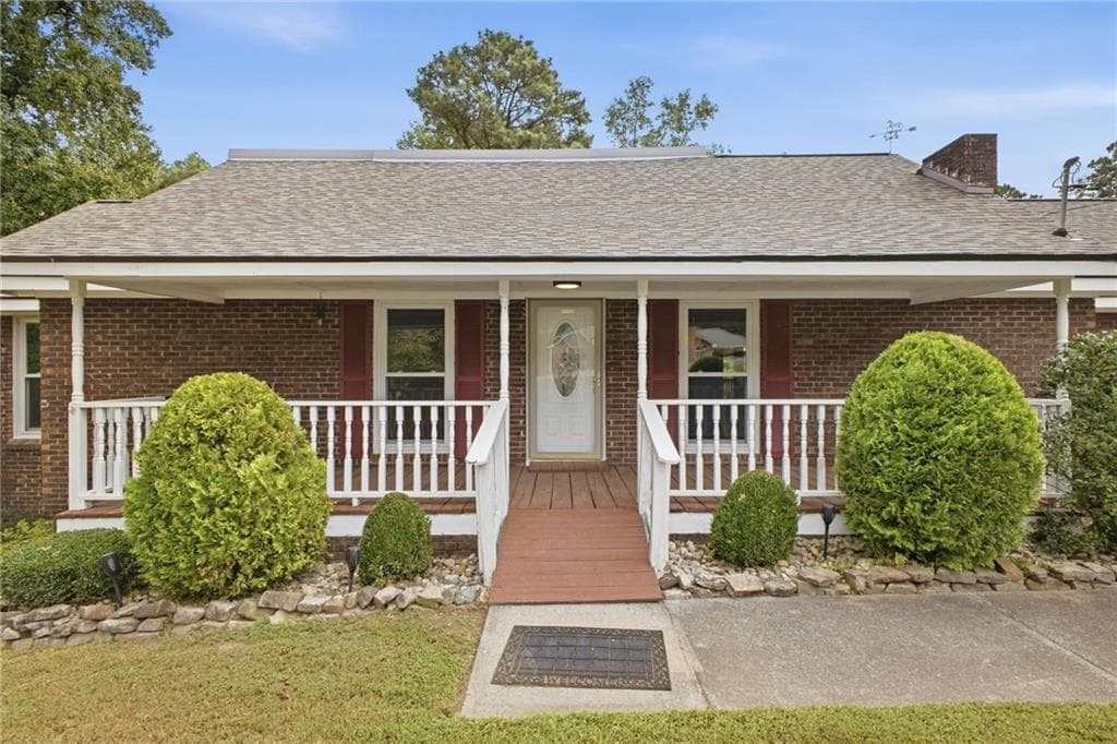 5 bedroom, 3 bathroom, 3,050 sq ft single family residence for sale at 18 College View Drive, Rome, GA 30161 — photo 1 of 56