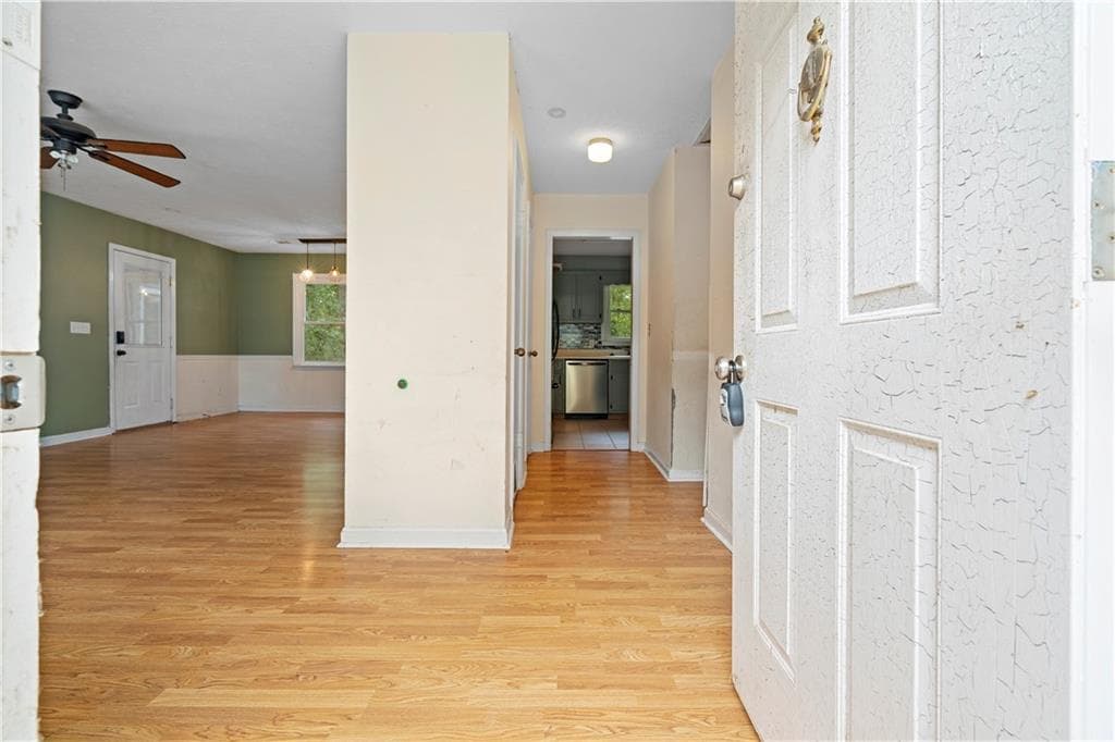 3 bedroom, 2 bathroom, 1,228 sq ft single family residence for sale at 5510 Concord Circle, Gainesville, GA 30507 — photo 2