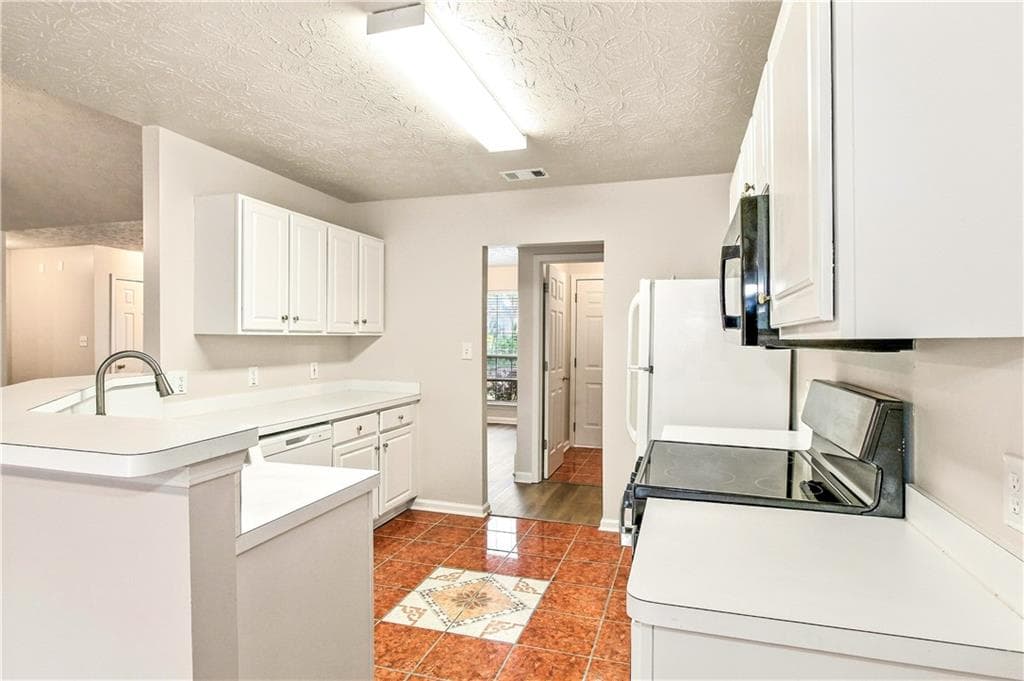 3 bedroom, 2 bathroom, 1,648 sq ft single family residence for sale at 1426 Hyde Court, Hampton, GA 30228 — photo 7