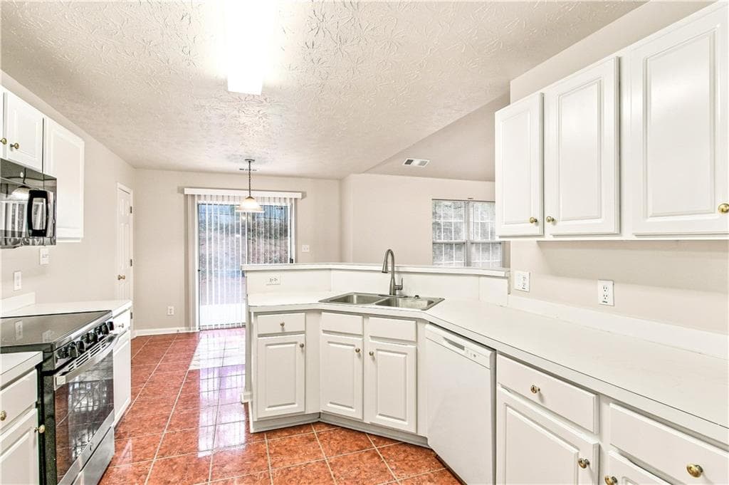 3 bedroom, 2 bathroom, 1,648 sq ft single family residence for sale at 1426 Hyde Court, Hampton, GA 30228 — photo 6