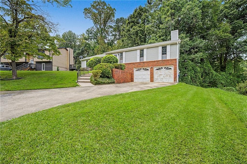 3 bedroom, 2 bathroom, 2,040 sq ft single family residence for sale at 2847 Kathryn Circle, Atlanta, GA 30331 — photo 2
