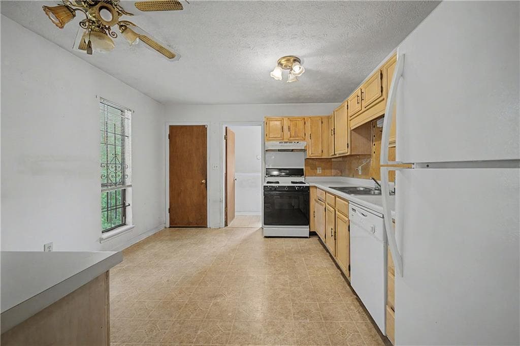 3 bedroom, 2 bathroom, 2,040 sq ft single family residence for sale at 2847 Kathryn Circle, Atlanta, GA 30331 — photo 8
