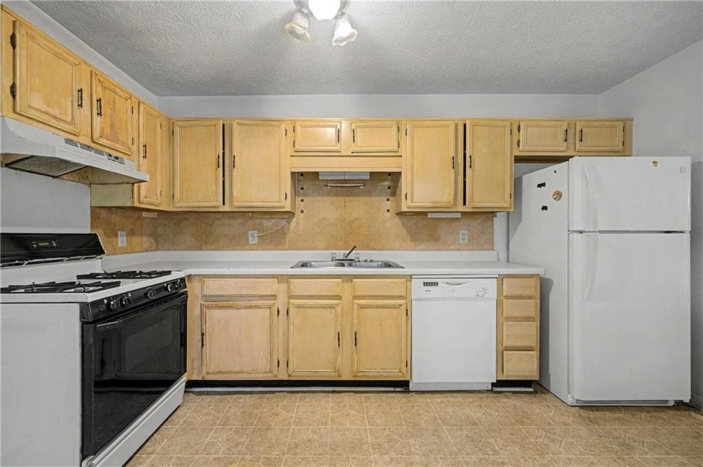 3 bedroom, 2 bathroom, 2,040 sq ft single family residence for sale at 2847 Kathryn Circle, Atlanta, GA 30331 — photo 9