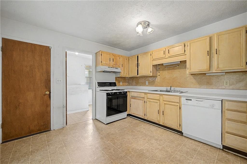 3 bedroom, 2 bathroom, 2,040 sq ft single family residence for sale at 2847 Kathryn Circle, Atlanta, GA 30331 — photo 10