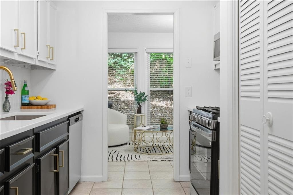 2 bedroom, 2 bathroom, 1,263 sq ft condominium for sale at 4013 Lake Pointe Circle, Roswell, GA 30075 — photo 3
