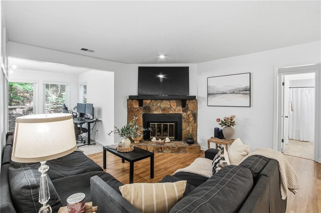 2 bedroom, 2 bathroom, 1,263 sq ft condominium for sale at 4013 Lake Pointe Circle, Roswell, GA 30075 — photo 9