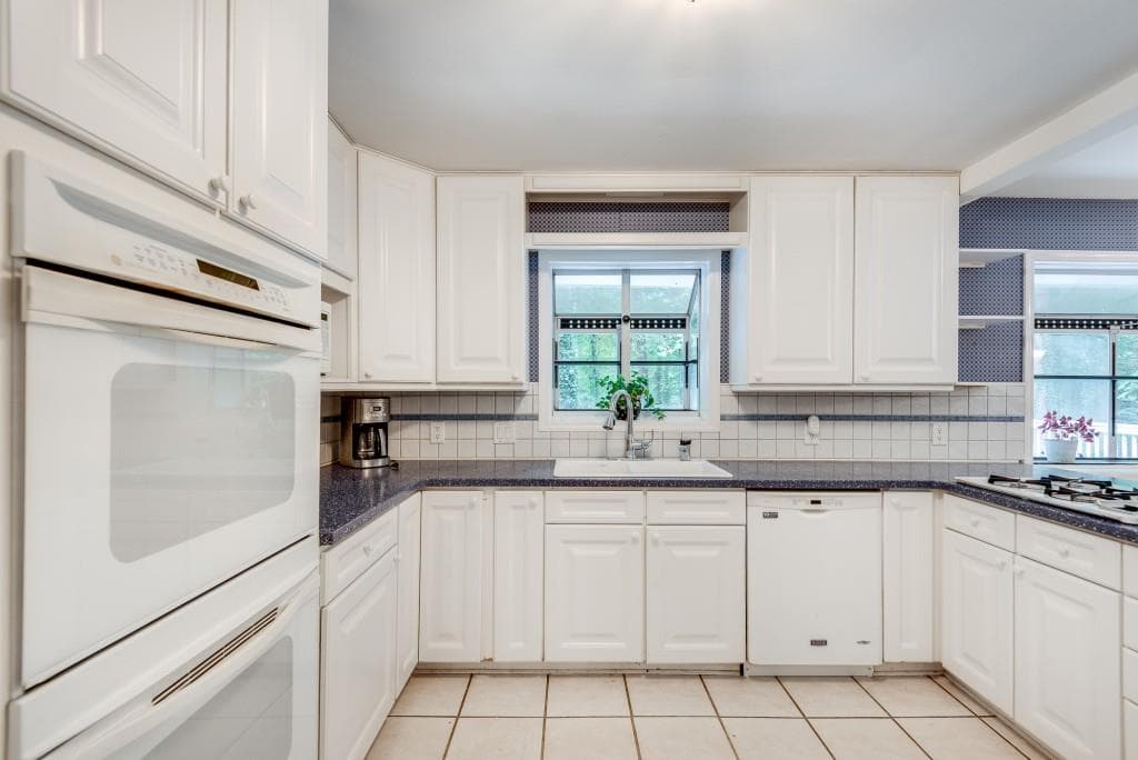 5 bedroom, 3 bathroom, 2,885 sq ft single family residence for sale at 1800 Angelique Drive, Decatur, GA 30033 — photo 10