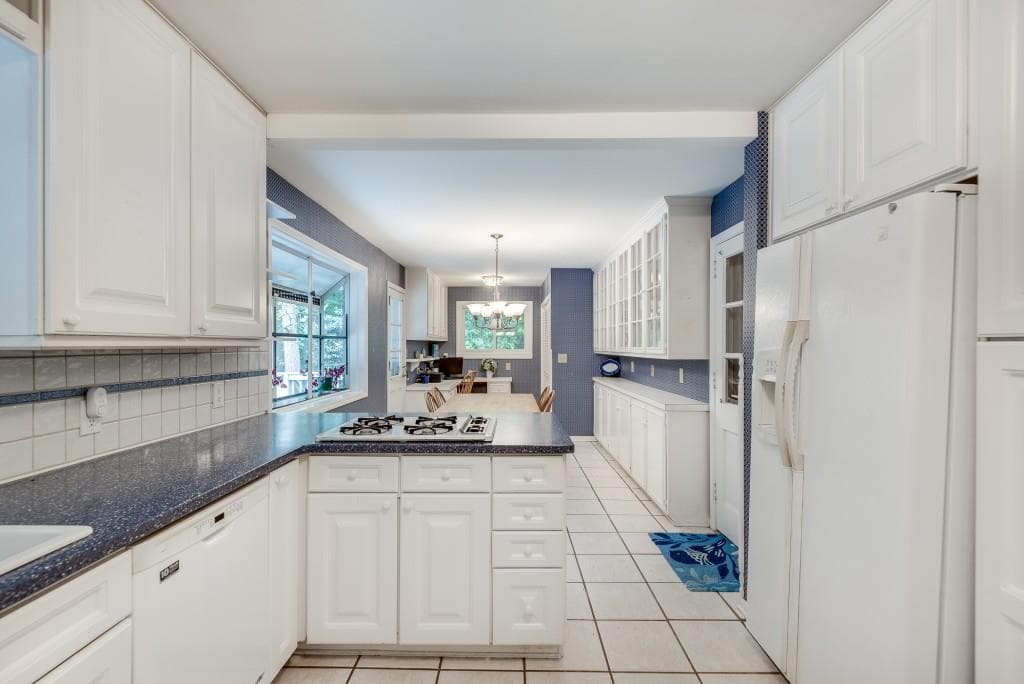 5 bedroom, 3 bathroom, 2,885 sq ft single family residence for sale at 1800 Angelique Drive, Decatur, GA 30033 — photo 9