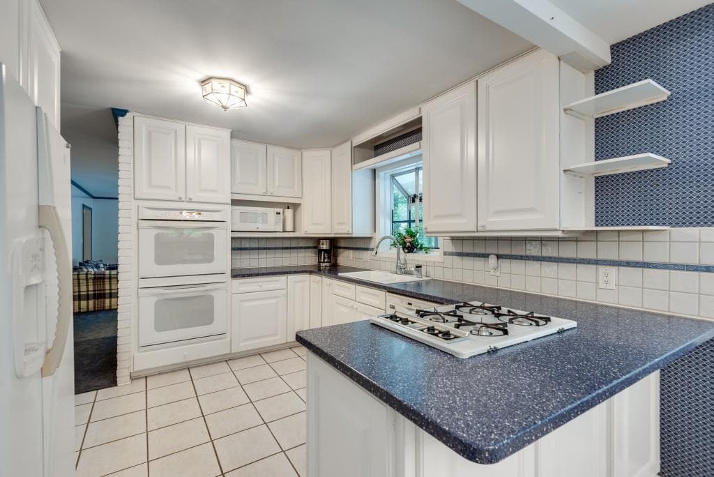 5 bedroom, 3 bathroom, 2,885 sq ft single family residence for sale at 1800 Angelique Drive, Decatur, GA 30033 — photo 8