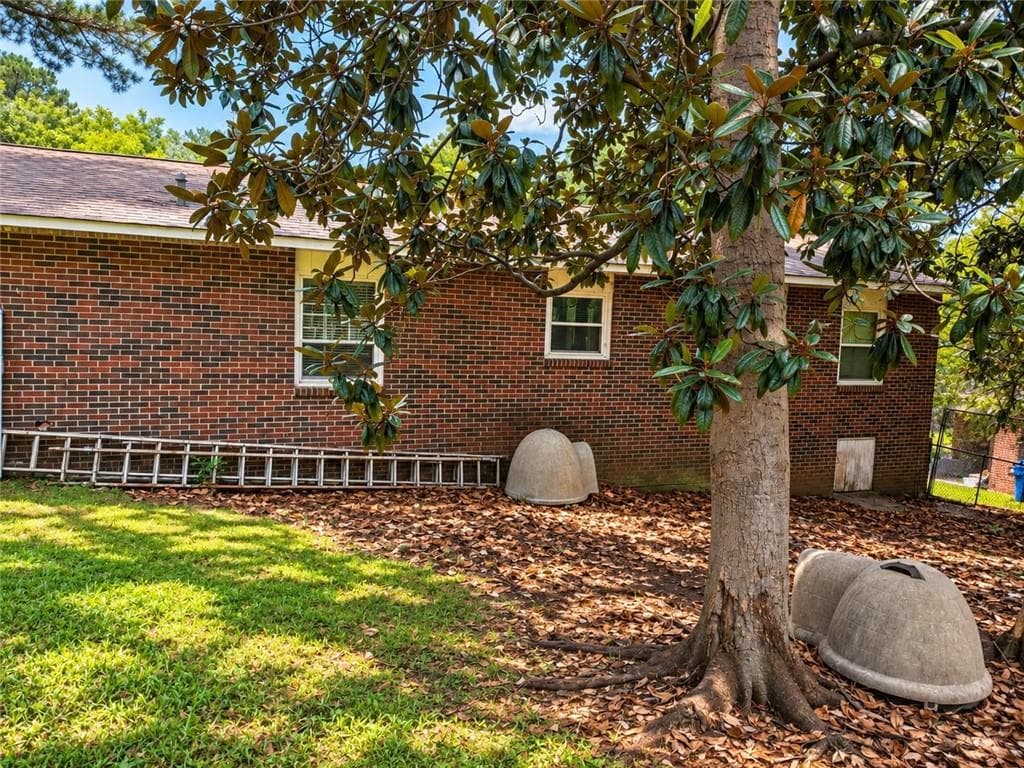 2 bedroom, 2 bathroom, 1,000 sq ft single family residence for sale at 127 Ellendale Lane, Atlanta, GA 30318 — photo 2