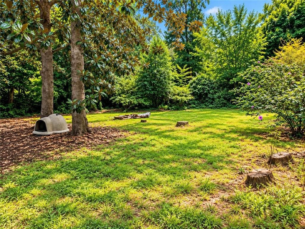 2 bedroom, 2 bathroom, 1,000 sq ft single family residence for sale at 127 Ellendale Lane, Atlanta, GA 30318 — photo 3