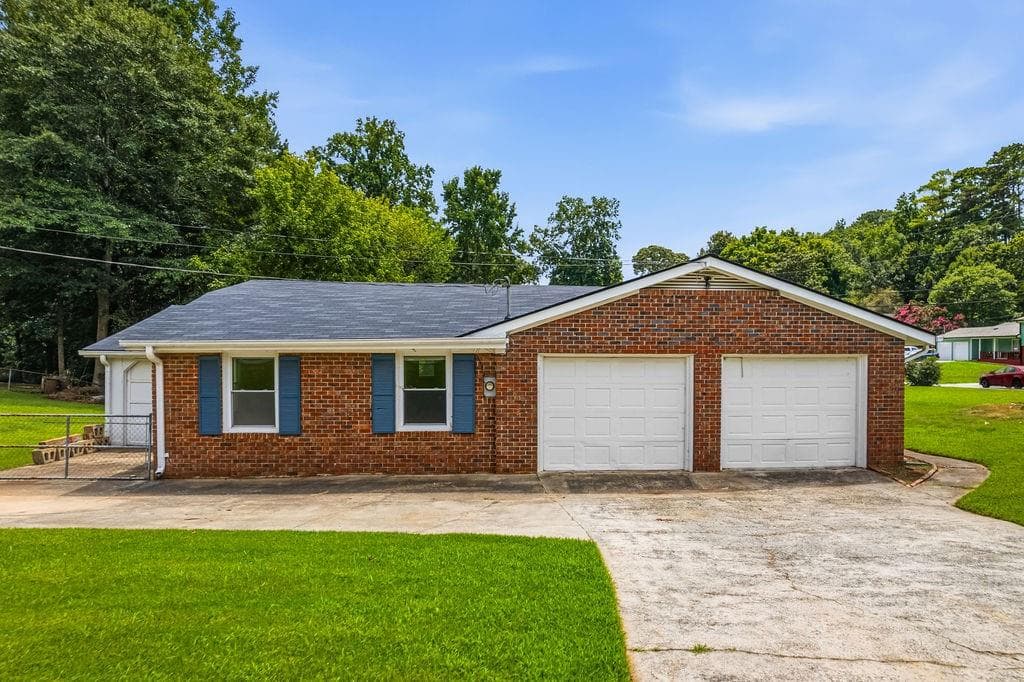 4 bedroom, 2 bathroom, 2,055 sq ft single family residence for sale at 224 Stone Mill Lane, Marietta, GA 30064 — photo 2