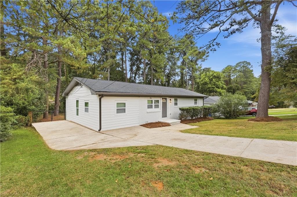 3 bedroom, 2 bathroom, 1,468 sq ft single family residence for sale at 1961 Glenmar Drive, Decatur, GA 30032 — photo 3