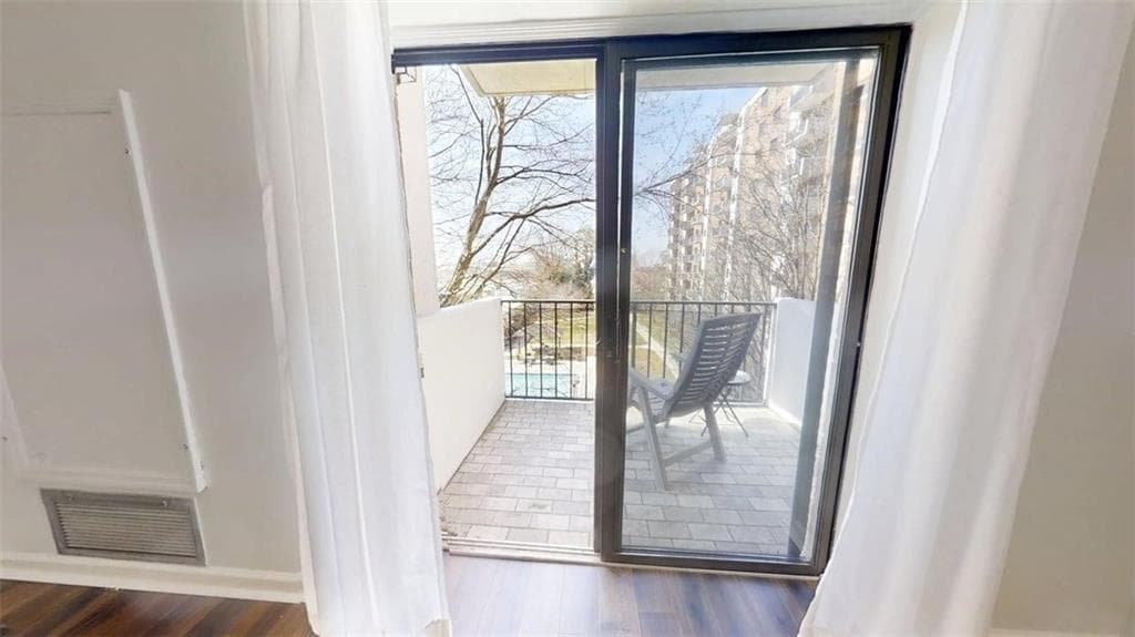 2 bedroom, 2 bathroom, 1,070 sq ft condominium for sale at 300 Johnson Ferry Road A404, Sandy Springs, GA 30328 — photo 3