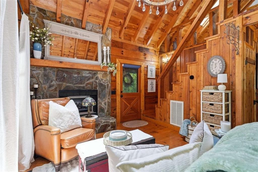 2 bedroom, 1 bathroom, 684 sq ft single family residence for sale at 35 Finch Lane, Blue Ridge, GA 30513 — photo 4