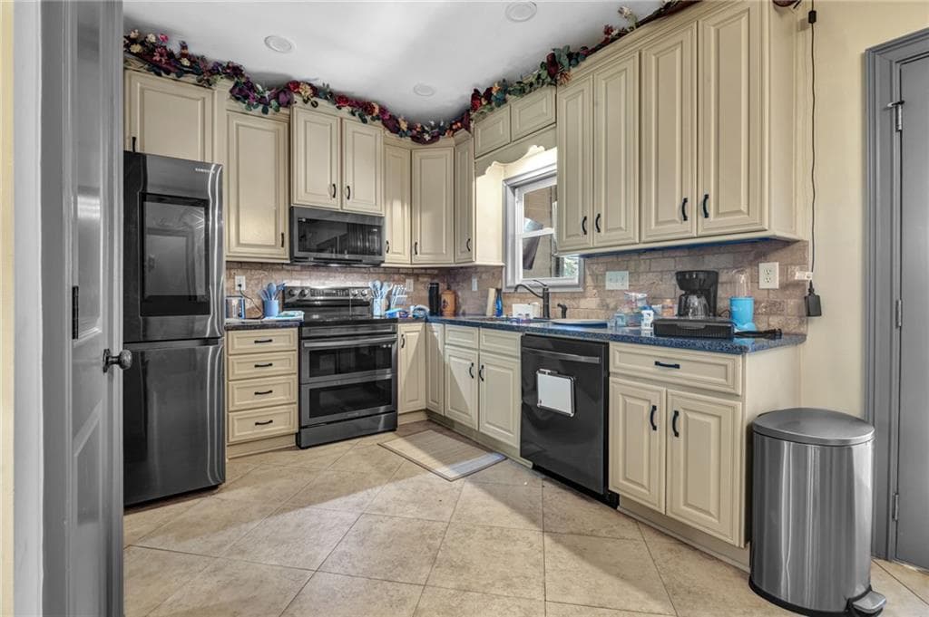 4 bedroom, 3 bathroom, 3,013 sq ft single family residence for sale at 1220 Lester Road, Douglasville, GA 30134 — photo 3