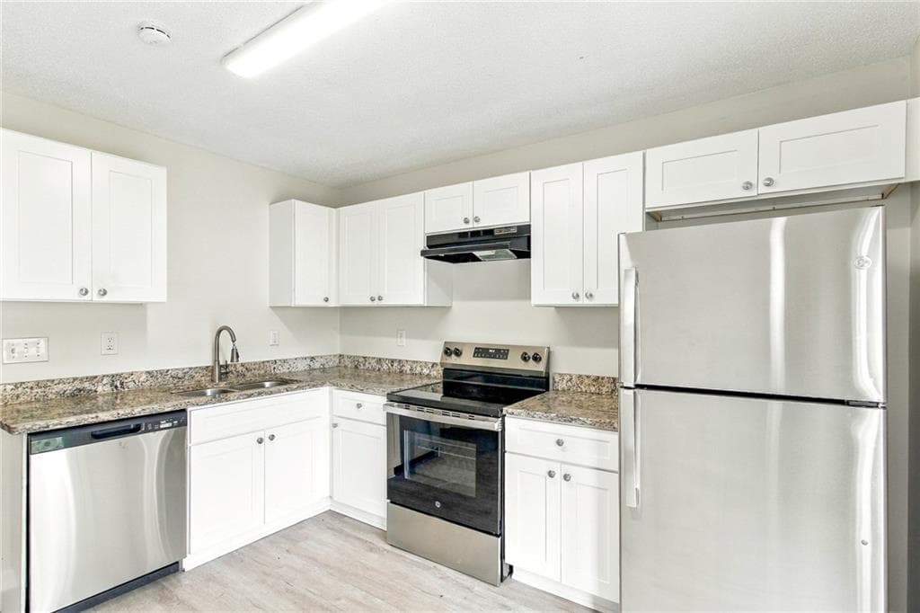 3 bedroom, 2 bathroom, 1,436 sq ft single family residence for rent at 7980 Woodlake Drive, Riverdale, GA 30274 for $1,940 a month — photo 4