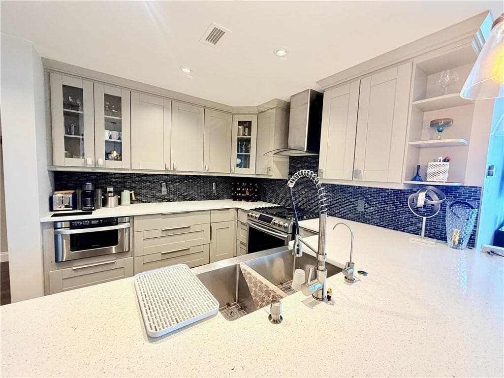 2 bedroom, 2 bathroom, 1,742 sq ft condominium for sale at 3338 Peachtree Road 2303, Atlanta, GA 30326 — photo 2