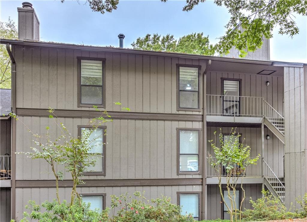 2 bedroom, 2 bathroom, 1,320 sq ft condominium for sale at 107 Cedar Court, Marietta, GA 30067 — photo 2