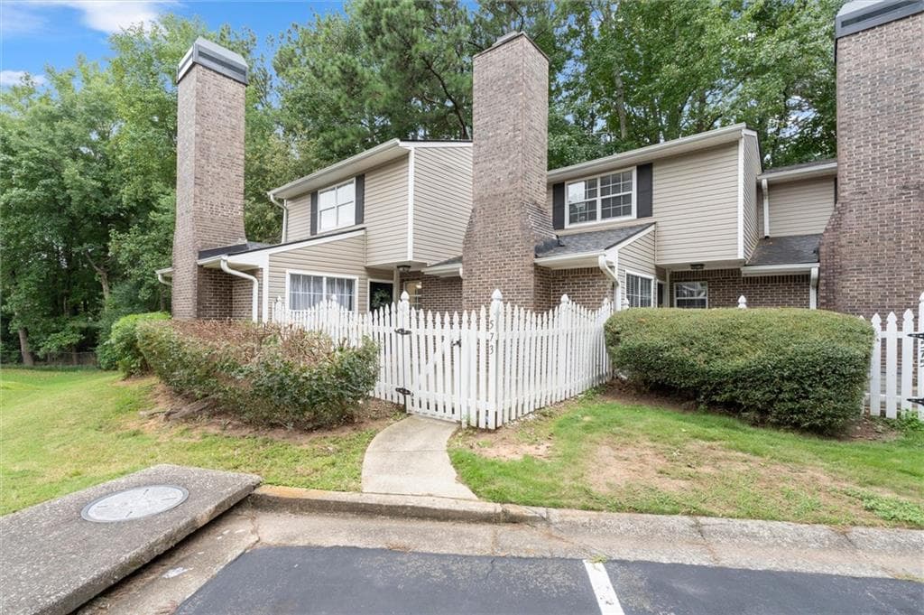 2 bedroom, 2 bathroom, 1,162 sq ft condominium for sale at 573 Picketts Bend Court, Marietta, GA 30008