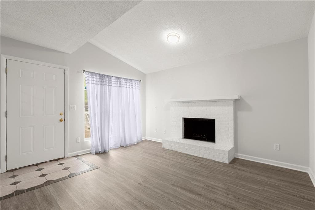 2 bedroom, 2 bathroom, 1,162 sq ft condominium for sale at 573 Picketts Bend Court, Marietta, GA 30008 — photo 2