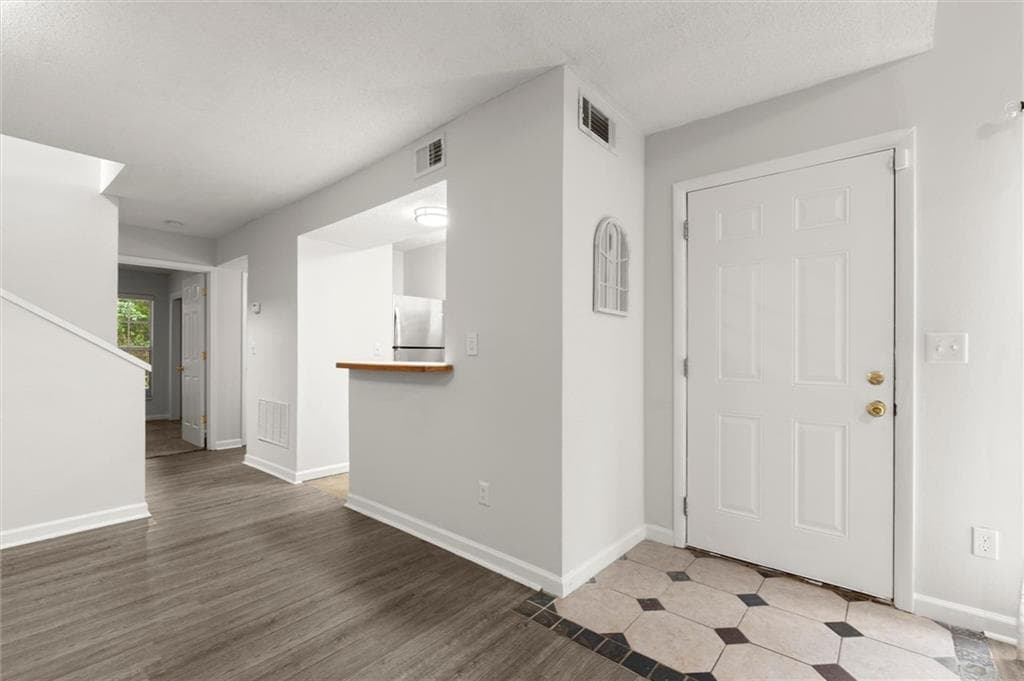 2 bedroom, 2 bathroom, 1,162 sq ft condominium for sale at 573 Picketts Bend Court, Marietta, GA 30008 — photo 3