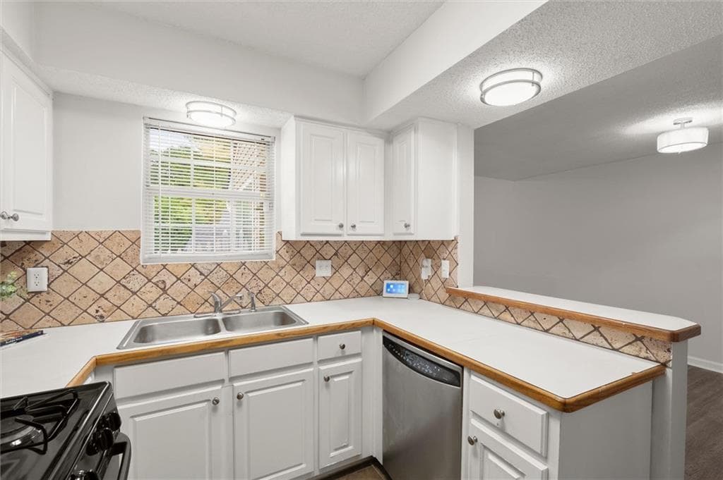 2 bedroom, 2 bathroom, 1,162 sq ft condominium for sale at 573 Picketts Bend Court, Marietta, GA 30008 — photo 5
