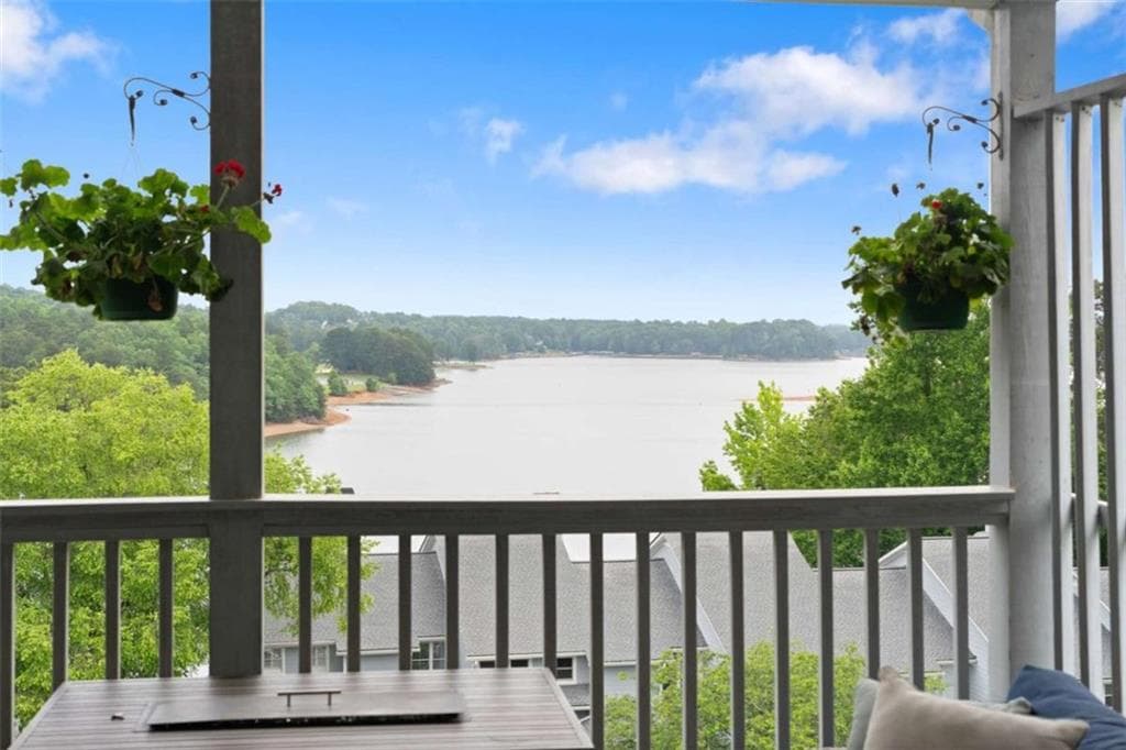 2 bedroom, 2 bathroom, 1,437 sq ft condominium for sale at 2300 Habersham Marina Road 302, Cumming, GA 30041 — photo 5
