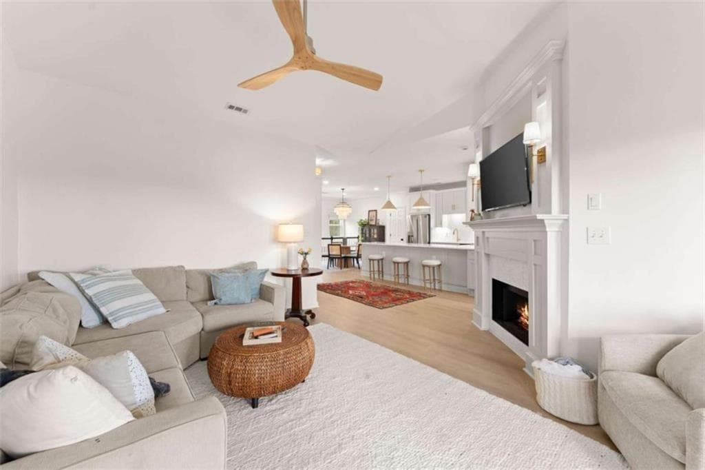 2 bedroom, 2 bathroom, 1,437 sq ft condominium for sale at 2300 Habersham Marina Road 302, Cumming, GA 30041 — photo 6